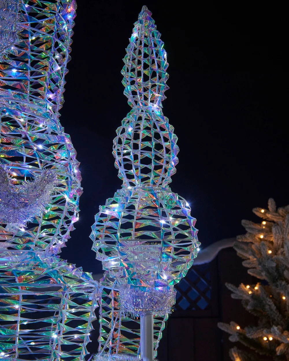 WeRChristmas Multi-Colour Pre-Lit Iridescent Nutcracker 400 White Leds 5 M Lead Entrance And Garden Display 6.5 Ft - No Size Image 4