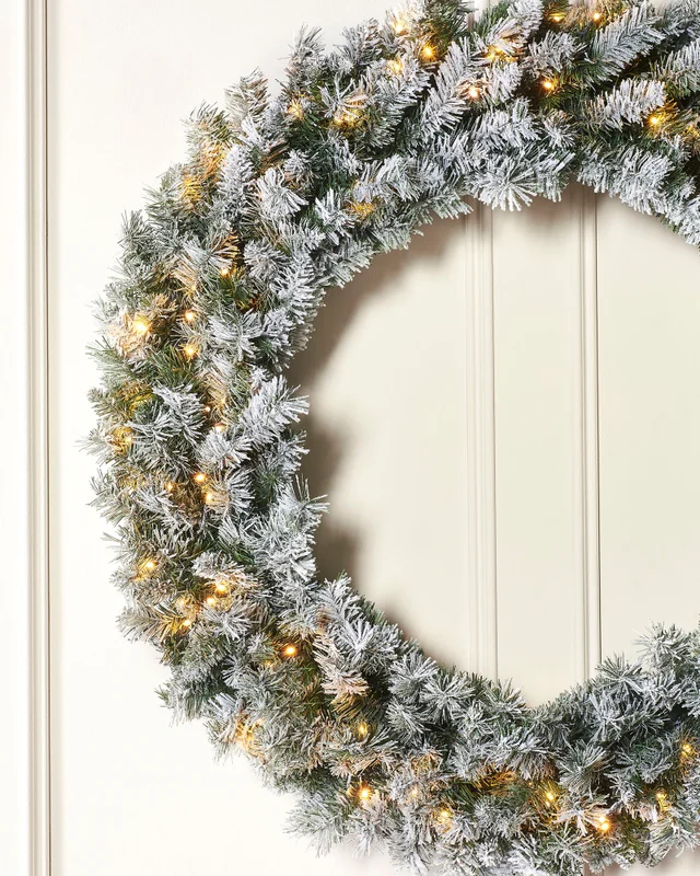 WeRChristmas White Pre-Lit Snow-Flocked Majestic Artificial Christmas Wreath 100 Warm White Leds 1 M