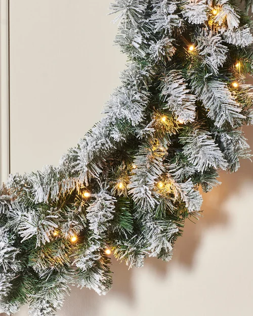 WeRChristmas White Pre-Lit Snow-Flocked Majestic Artificial Christmas Wreath 100 Warm White Leds 1 M - No Size Image 3