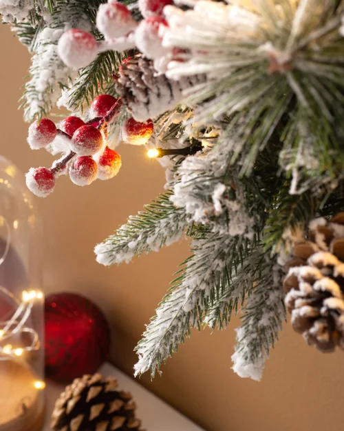 WeRChristmas Multi-Colour Pre-Lit Snow-Flocked Artificial Christmas Wreath With Pinecones And Berries 50 Warm White Leds 76 Cm - No Size Image 3