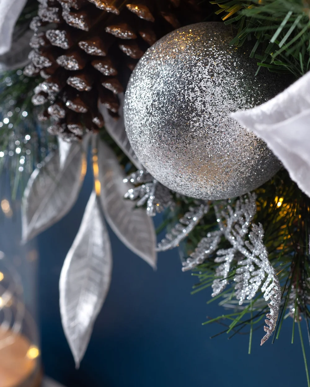 WeRChristmas Multi-Colour Pre-Lit Silver And White Decorated Artificial Christmas Wreath 20 Warm White Leds 60 Cm - No Size Image 4