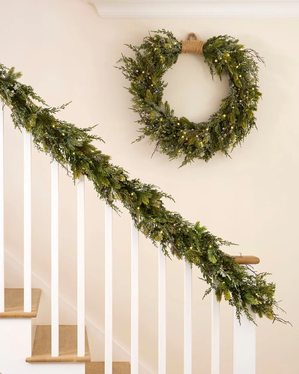 WeRChristmas Pre-Lit Decorative Snow-Flocked Wreath 76 Cm - No Size Image 3