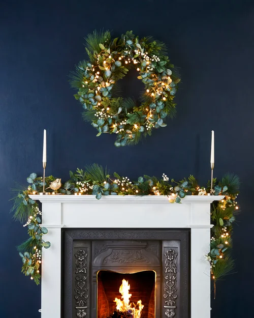WeRChristmas Green Pre-Lit Artificial Christmas Wreath With Eucalyptus And Berries 40 Warm White Leds 76 Cm - No Size Image 4