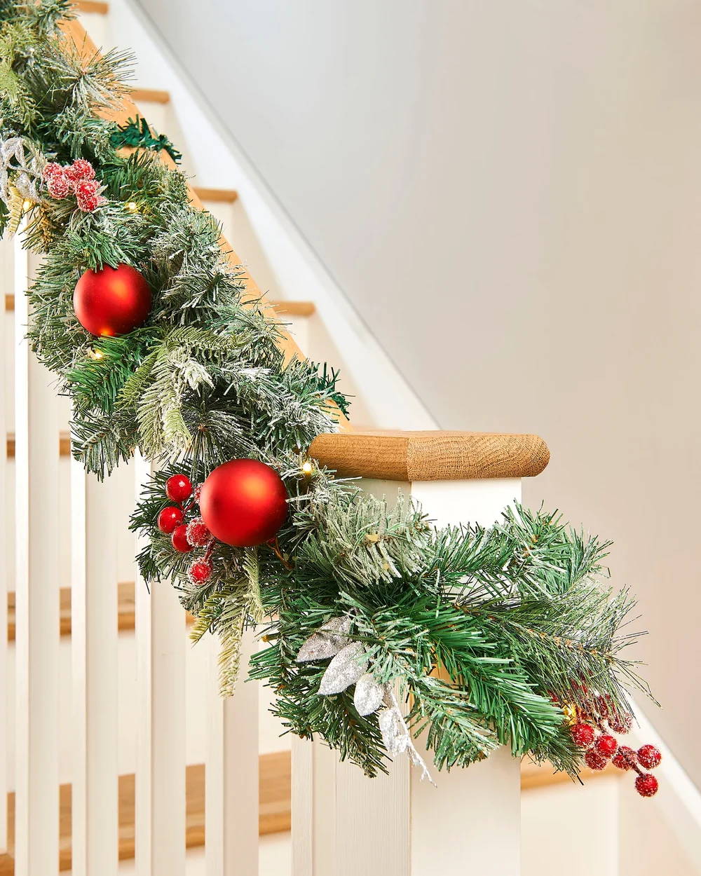 WeRChristmas Multi-Colour Pre-Lit Decorated Cream And Gold Christmas Garland 30 Chasing Leds With Timer 6 Ft - No Size Image 4