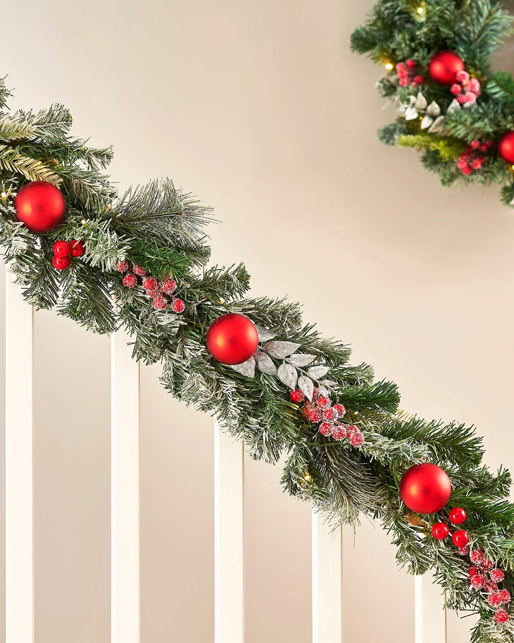 WeRChristmas Multi-Colour Pre-Lit Decorated Cream And Gold Christmas Garland 30 Chasing Leds With Timer 6 Ft - No Size Image 2