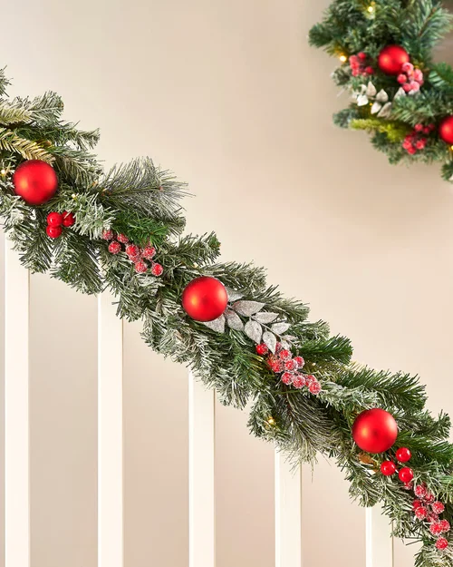 WeRChristmas Multi-Colour Pre-Lit Decorated Cream And Gold Christmas Garland 30 Chasing Leds With Timer 6 Ft - No Size Image 2