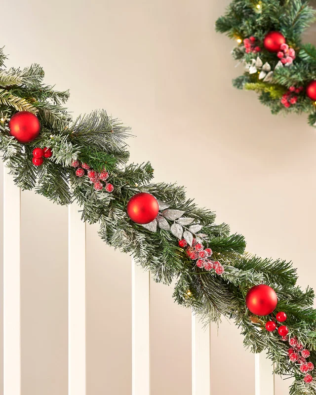 WeRChristmas Multi-Colour Pre-Lit Decorated Cream And Gold Christmas Garland 30 Chasing Leds With Timer 6 Ft