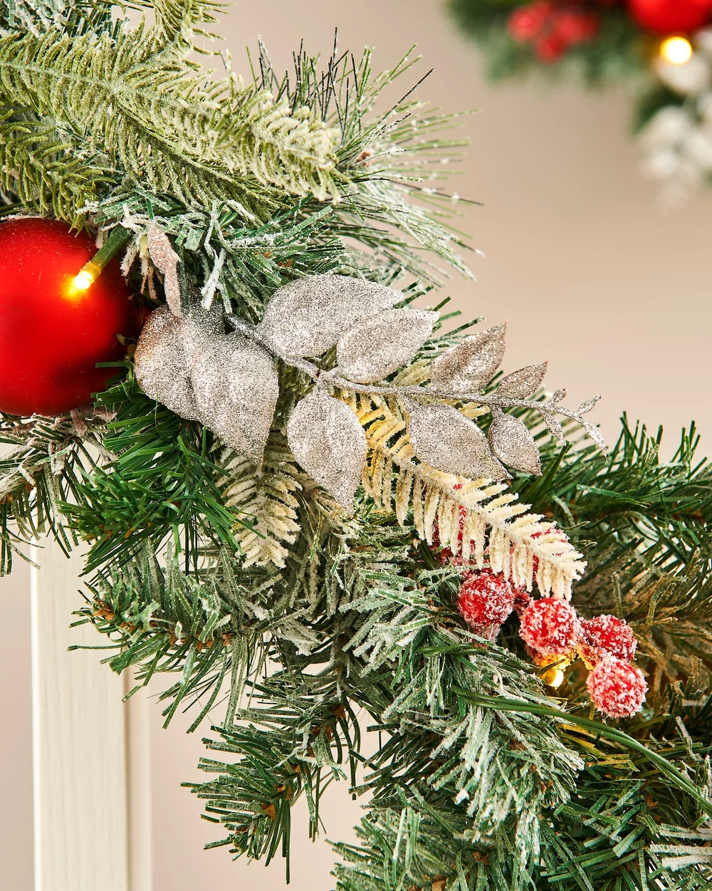WeRChristmas Multi-Colour Pre-Lit Decorated Cream And Gold Christmas Garland 30 Chasing Leds With Timer 6 Ft - No Size Image 5