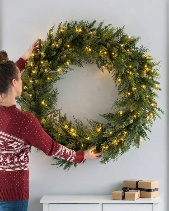 WeRChristmas Green Pre-Lit Natural Fir Artificial Christmas Wreath 100 Warm White Leds 1 M