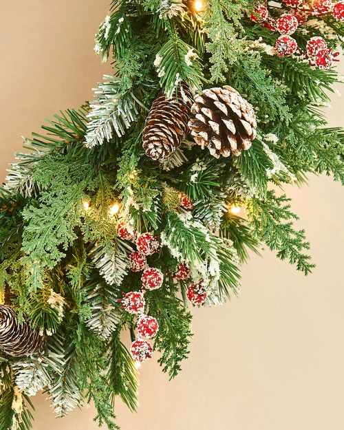 WeRChristmas Green And White Pre-Lit Snow-Flocked Mixed-Tip Artificial Christmas Wreath 40 Warm White Leds 60 Cm - No Size Image 4