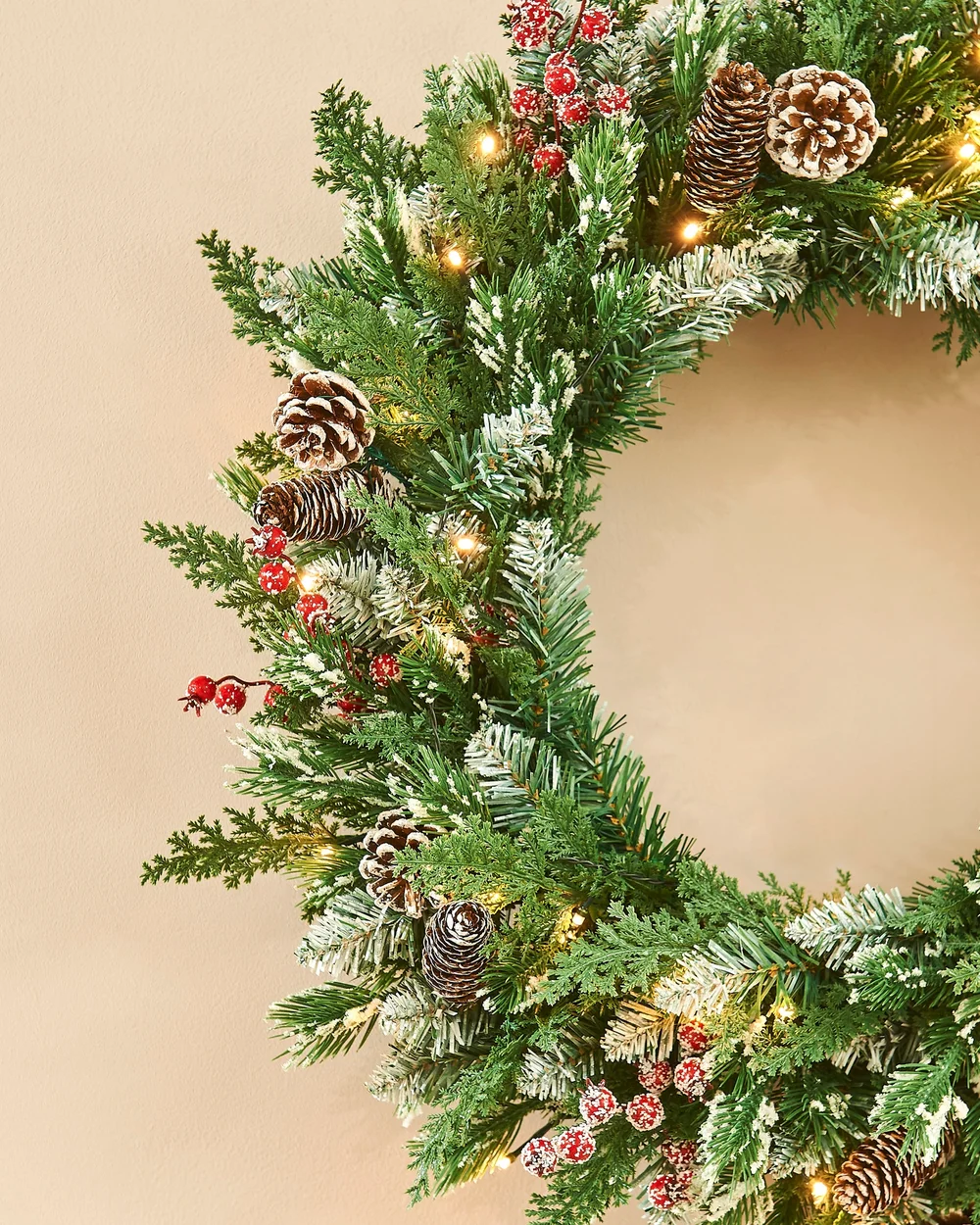 WeRChristmas Green And White Pre-Lit Snow-Flocked Mixed-Tip Artificial Christmas Wreath 40 Warm White Leds 60 Cm - No Size Image 3