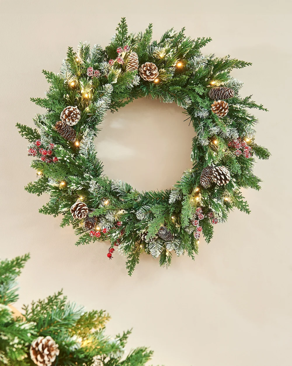 WeRChristmas Green And White Pre-Lit Snow-Flocked Mixed-Tip Artificial Christmas Wreath 40 Warm White Leds 60 Cm - No Size Image 2