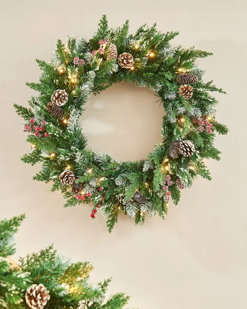 WeRChristmas Green And White Pre-Lit Snow-Flocked Mixed-Tip Artificial Christmas Wreath 40 Warm White Leds 60 Cm - No Size Image 2