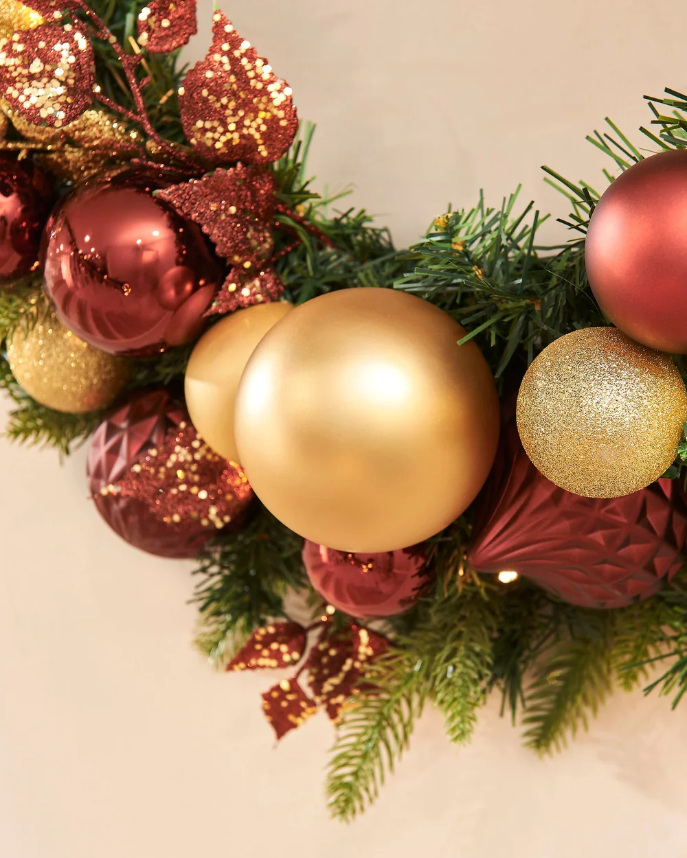 WeRChristmas Multi-Colour Pre-Lit Artificial Christmas Wreath With Burgundy & Gold Baubles 60 Warm White Leds 76 Cm - No Size Image 5