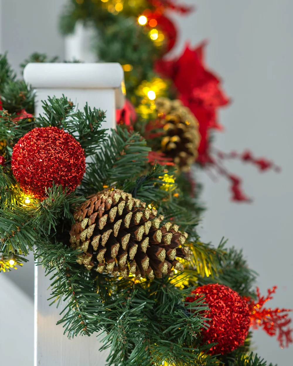 WeRChristmas Multi-Colour Pre-Lit Extra-Thick Red Decorated Artificial Christmas Garland 80 Warm White Leds 9 Ft - No Size Image 3