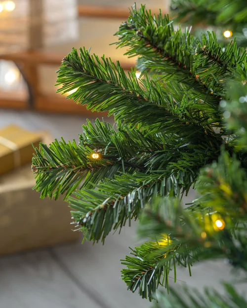 WeRChristmas Green Pre-Lit Emerald Spruce Artificial Christmas Tree 200 Warm White Leds 6 Ft - No Size Image 4