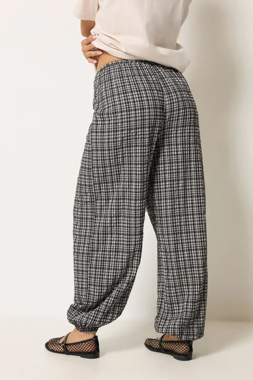 PixieGirl Petite Grey Check Crinkle Balloon Trousers - 14/L27 Image 3