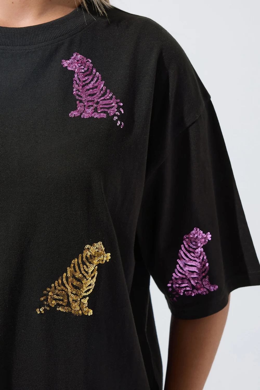 Yours Limited Curve Black Tiger Sequin T-Shirt - 22-24 Image 4