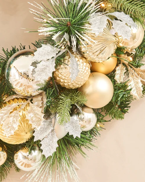 WeRChristmas Multi-Colour Pre-Lit Artificial Christmas Wreath With Silver & Gold Baubles 60 Warm White Leds 76 Cm - No Size Image 4
