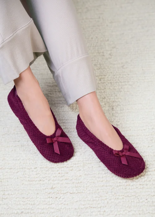 Totes Isotoner Burgundy Popcorn Ballet Slippers - 4-5 Image 2