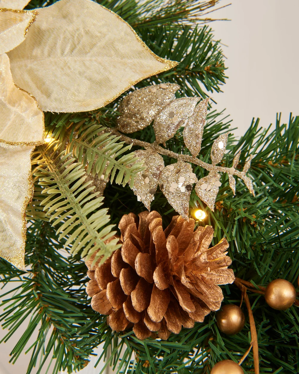 WeRChristmas Multi-Colour Pre-Lit Decorated Cream & Gold Christmas Garland With 30 Chasing Leds & Timer 6 Ft - No Size Image 5