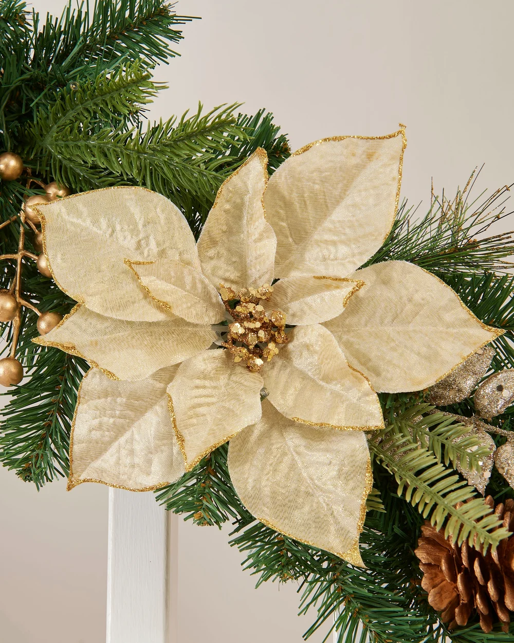 WeRChristmas Multi-Colour Pre-Lit Decorated Cream & Gold Christmas Garland With 30 Chasing Leds & Timer 6 Ft - No Size Image 4