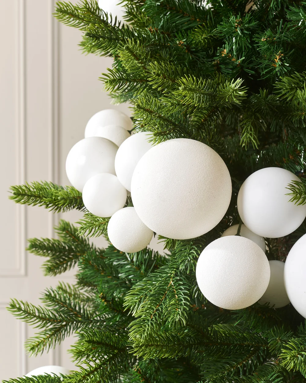 WeRChristmas White Bauble Tree Garland With 84 Baubles In Mixed Finishes 9 Ft - No Size Image 3