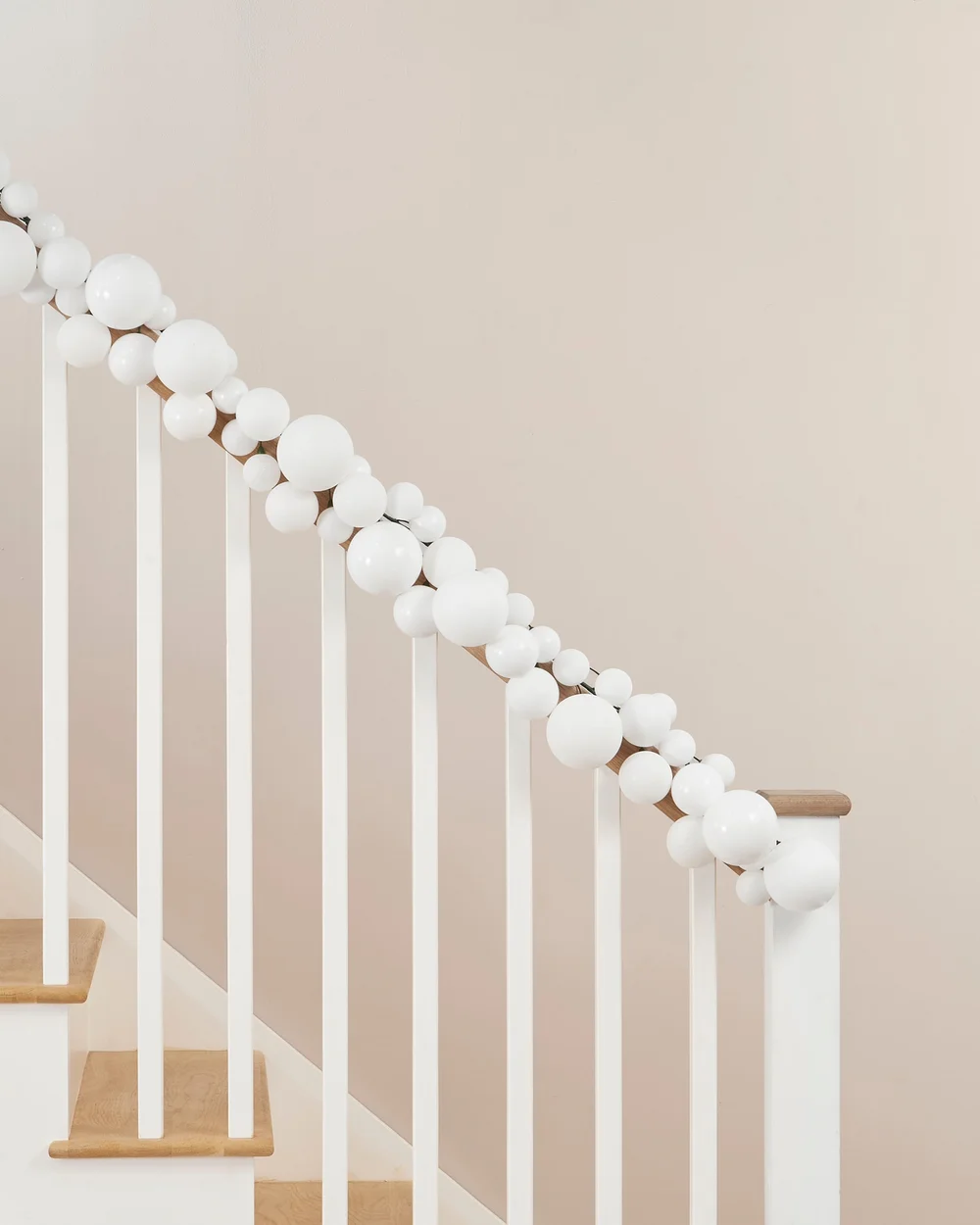 WeRChristmas White Bauble Tree Garland With 84 Baubles In Mixed Finishes 9 Ft - No Size Image 4