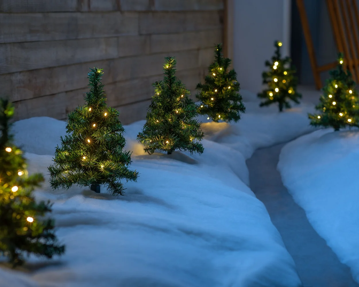 WeRChristmas White Set Of 6 Christmas Tree Pathway Stake Lights 90 Warm White Leds 30 Cm - No Size Image 2