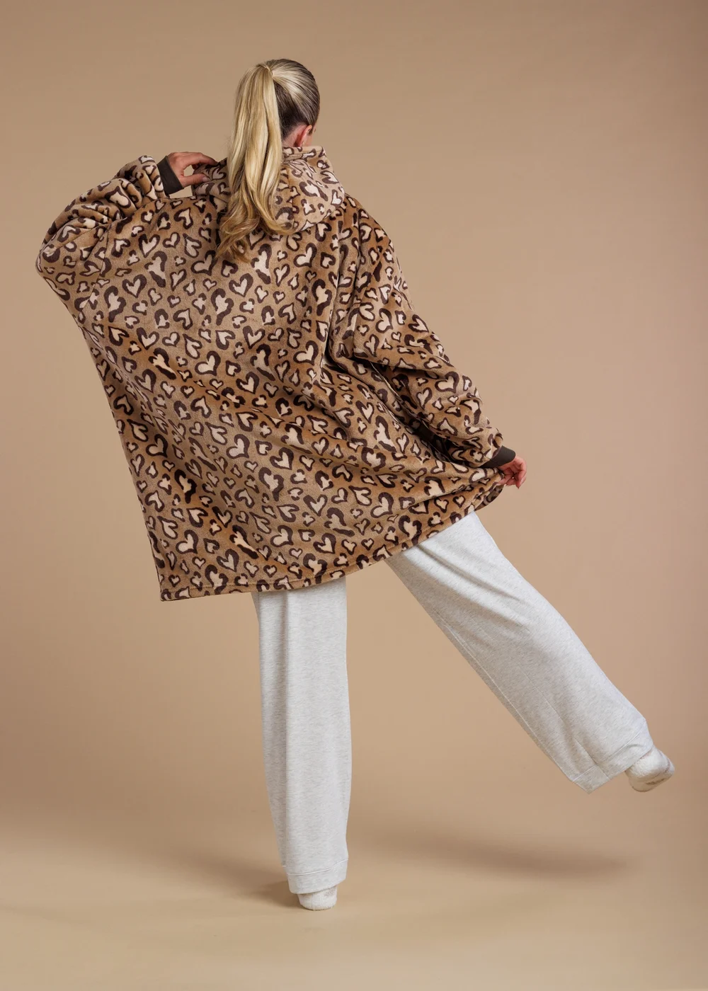 Tokyo Laundry Brown Heart Leopard Print Hooded Blanket - One Size Image 2