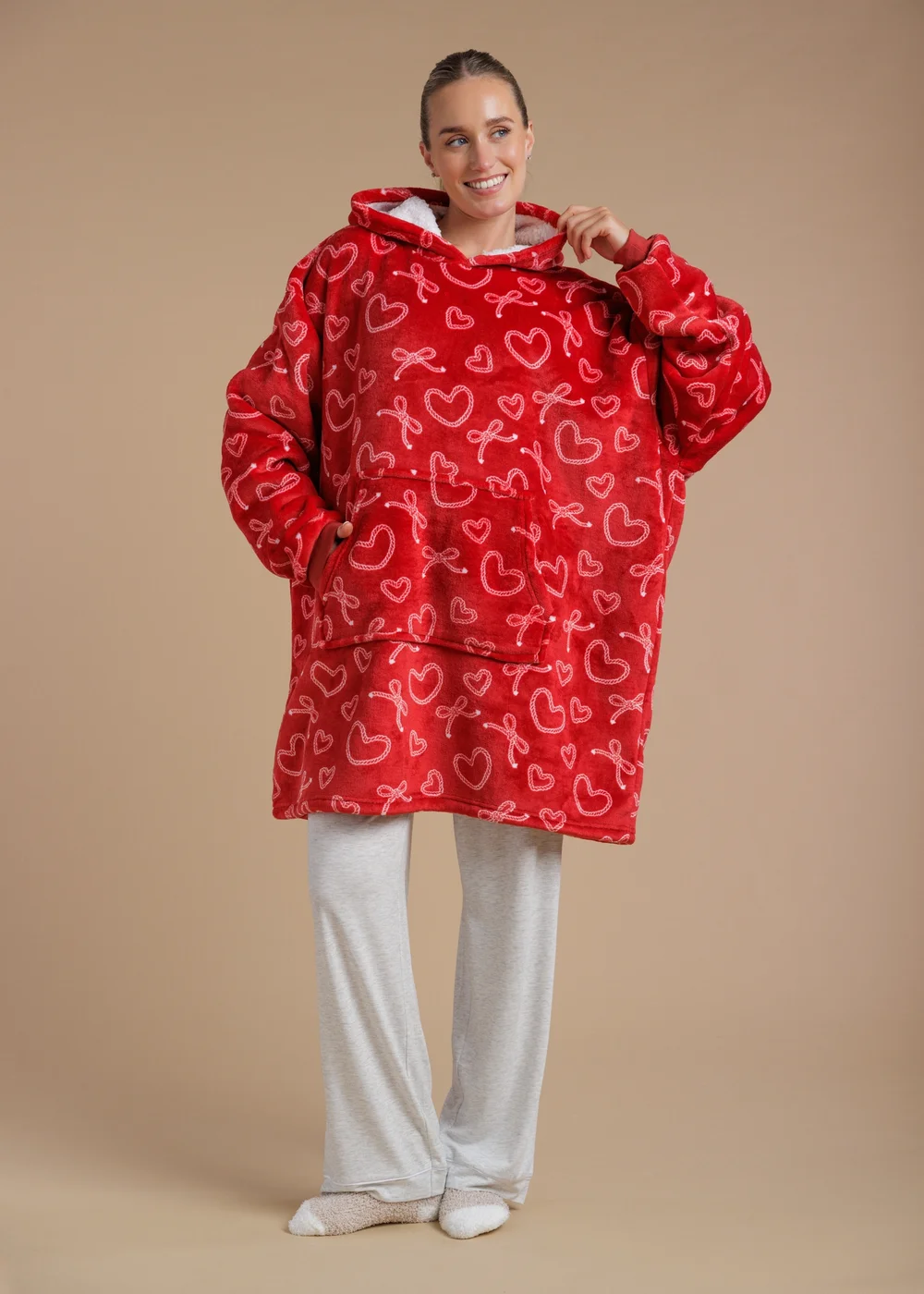 Tokyo Laundry Red Heart & Bow Print Hooded Blanket - One Size Image 3