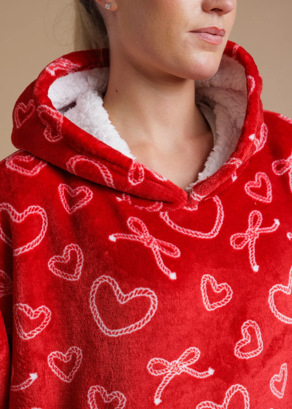 Tokyo Laundry Red Heart & Bow Print Hooded Blanket - One Size Image 4