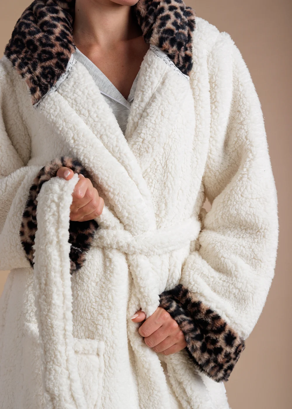 Tokyo Laundry Ivory Leopard Hood Sherpa Dressing Gown - M Image 4