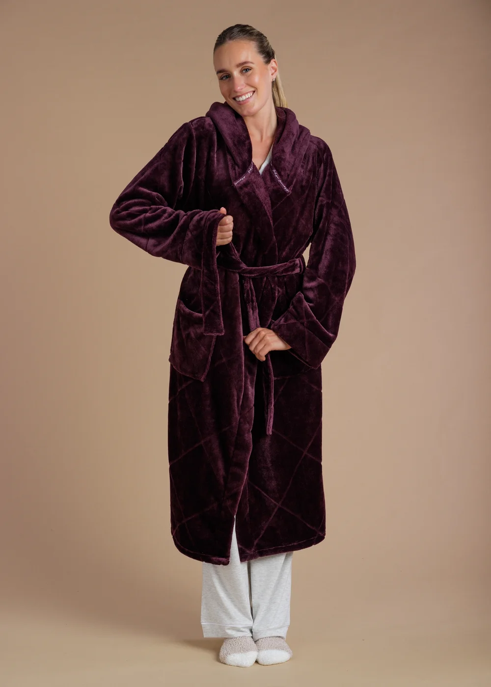Tokyo Laundry Burgundy Quilted Hooded Dressing Gown - L Image 1