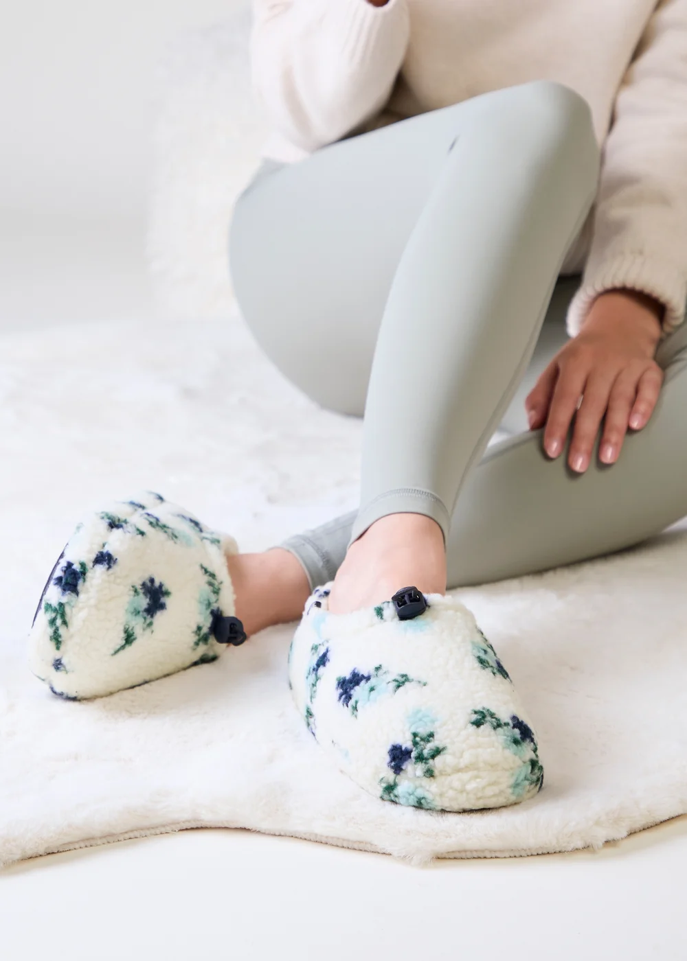 Totes Floral Natural Borg Full Back Slippers with Toggle - 3-4 Image 3