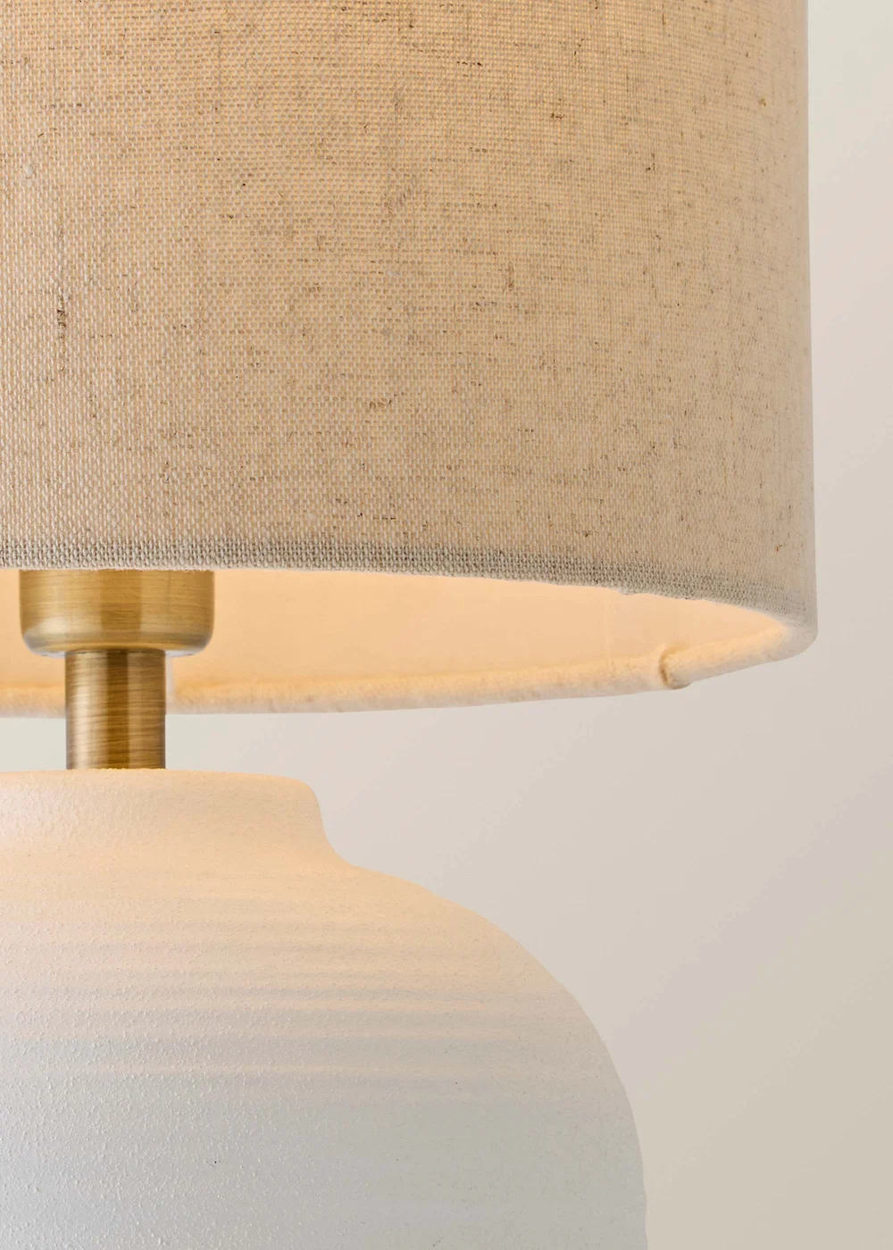 ValueLights Reid White Small Ribbed Ceramic Table Lamp - S Image 3