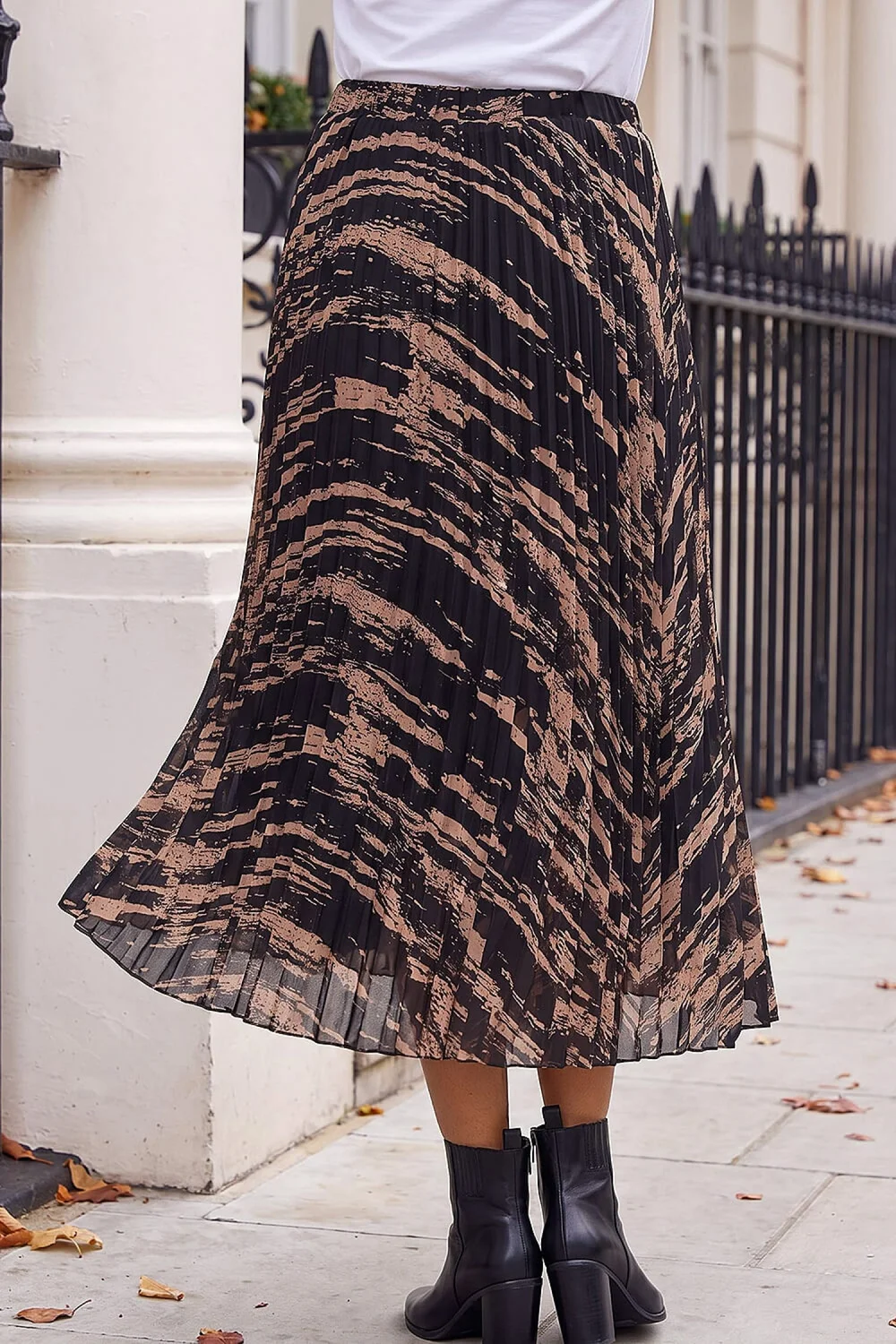 Roman Black Petite Abstract Pleated Skirt - 18 Image 3