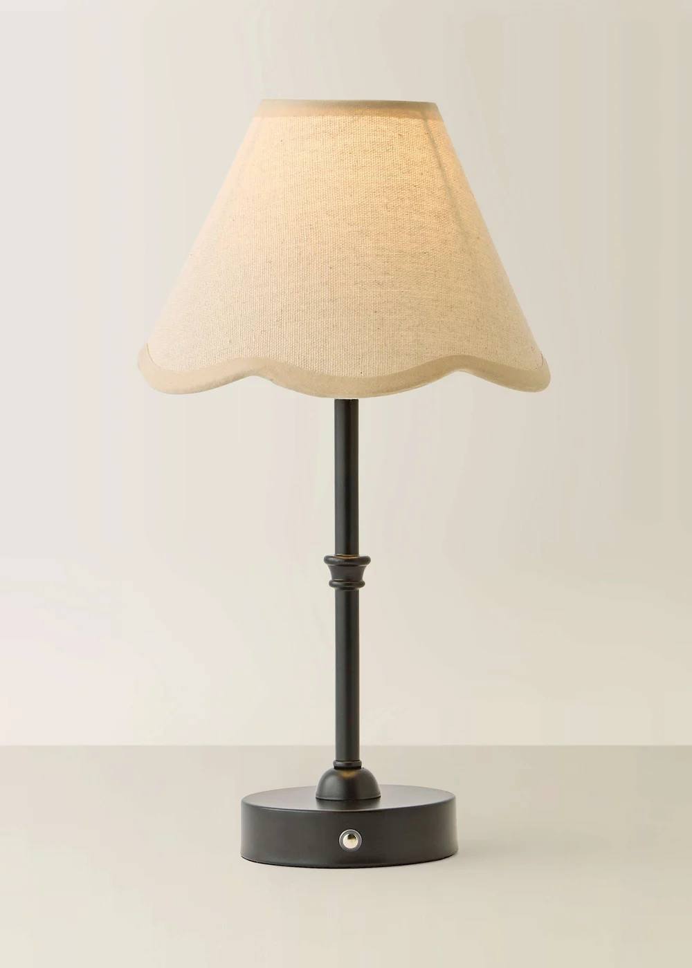 ValueLights Lowe Matte Black Rechargeable Table Lamp with Scallop Trim Natural Shade - One Size Image 4