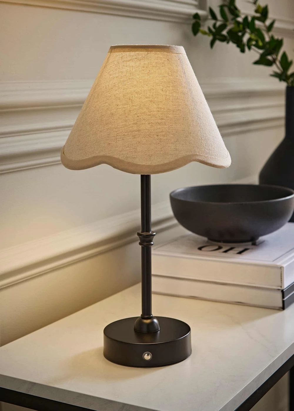 ValueLights Lowe Matte Black Rechargeable Table Lamp with Scallop Trim Natural Shade - One Size Image 1