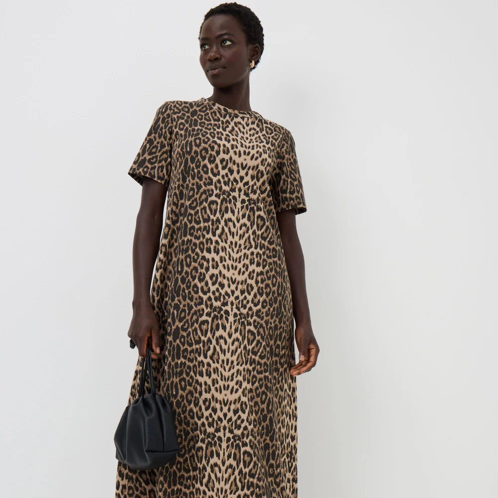 Examples of wearing leopard print dresses.