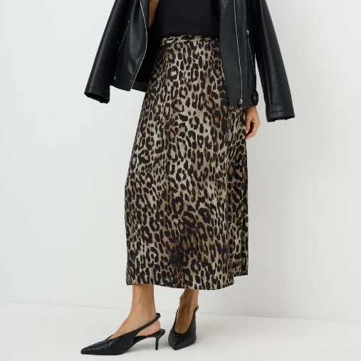 Examples of wearing leopard print skirts.