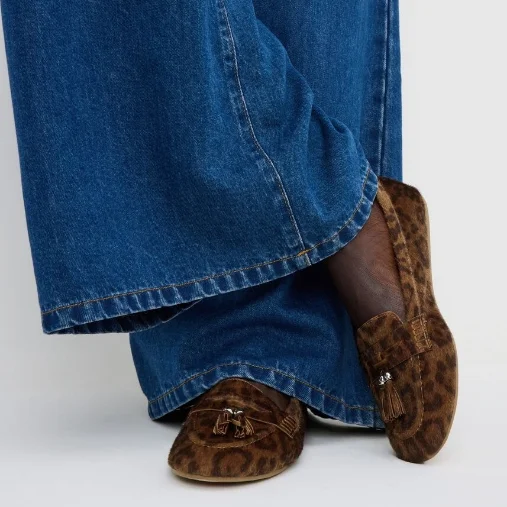 Examples of wearing leopard print shoes.